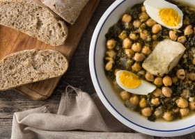 Potaje de garbanzos con bacalao y espinacas