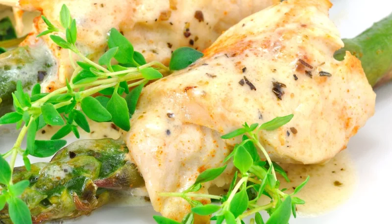 Rollitos de pollo con espárragos