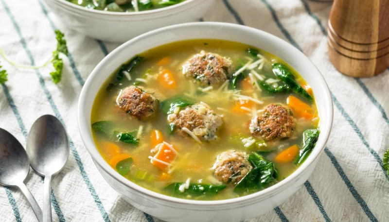 Sopa de verduras con albondigas y fideos