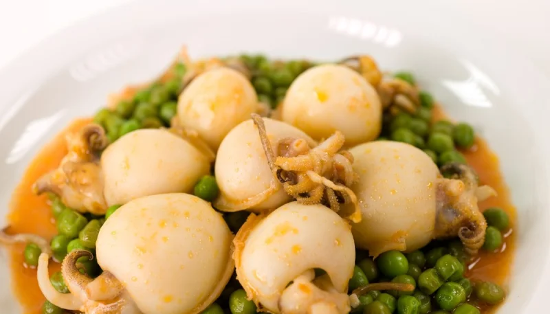 Sepias con guisantes