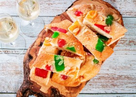Coca de San Juan con frutas