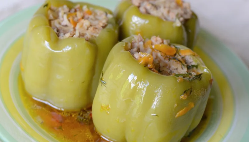 Pimientos verdes rellenos de salmón y arroz