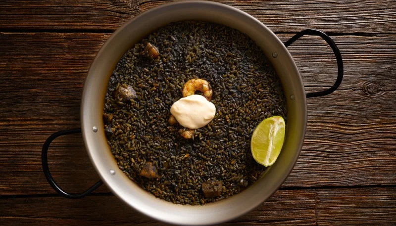 Arroz negro con langostinos