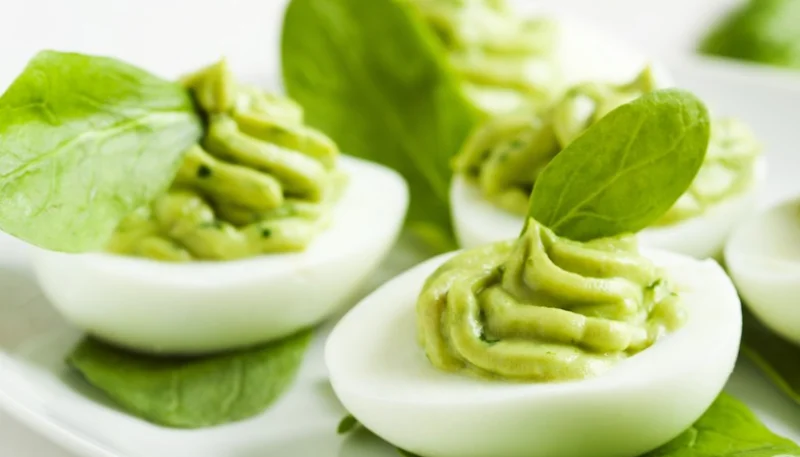 Huevos rellenos con mayonesa de espinacas