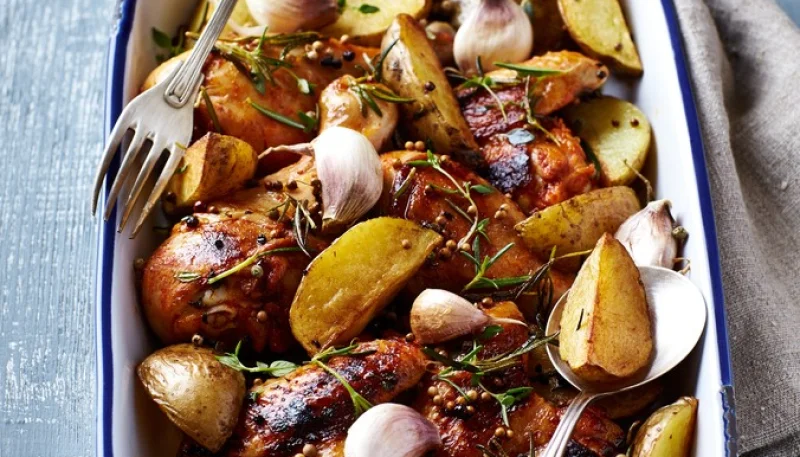 Pollo con patatas y salsa al ajillo