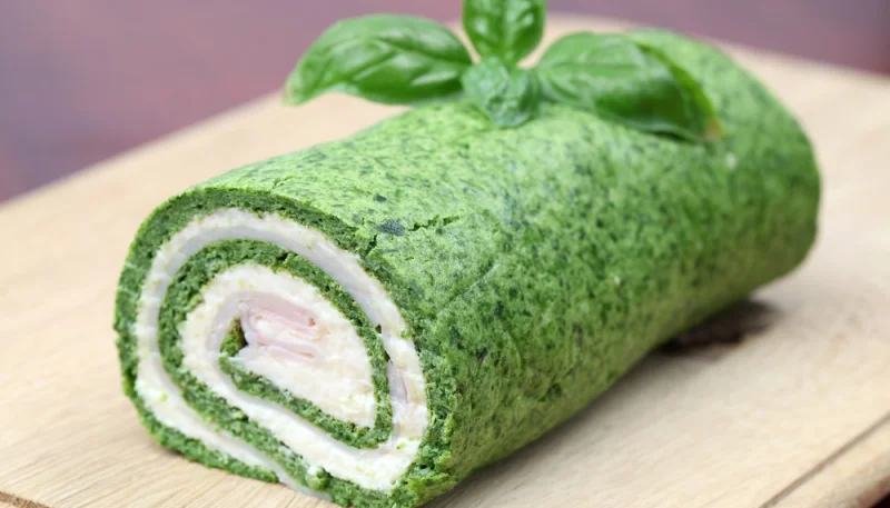 Rollo de espinacas con jamón y queso