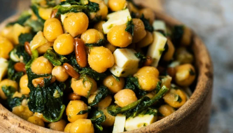 Garbanzos con espinacas, atún y anchoas