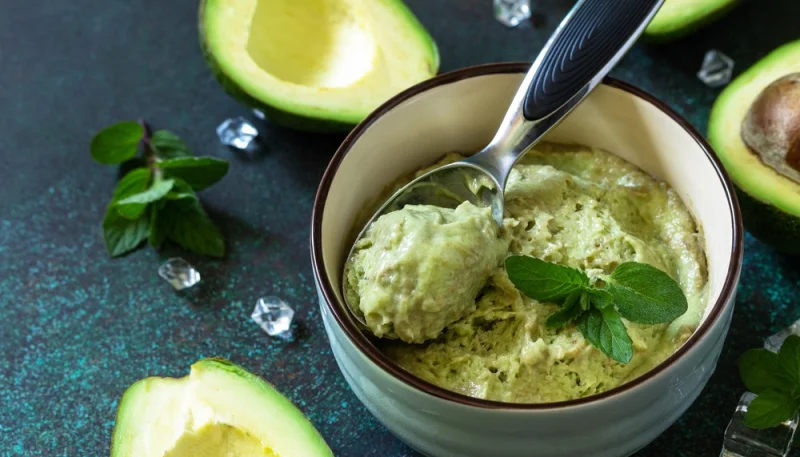 Helado vegano de aguacate y pistachos