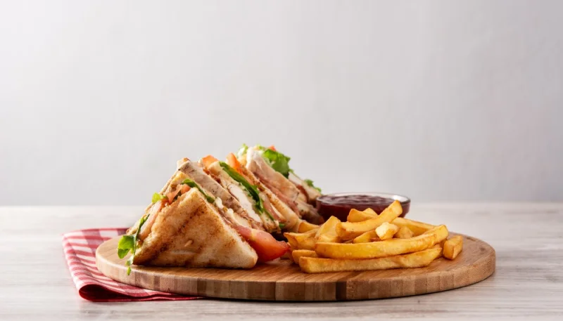 Sándwich de pollo con huevo