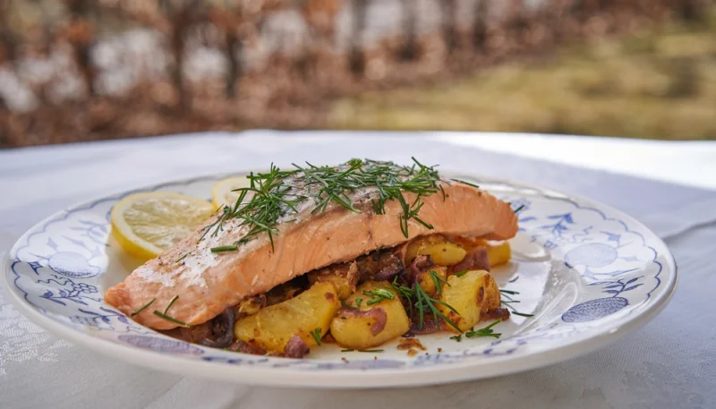 Salmón al horno con patatas