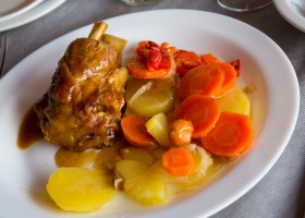 Codillo asado con patatas y zanahorias