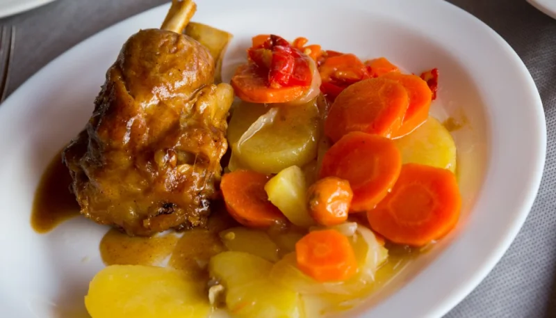 Codillo asado con patatas y zanahorias