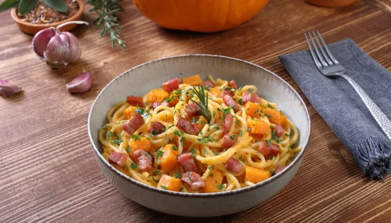 Espaguetis con carbonara de calabaza