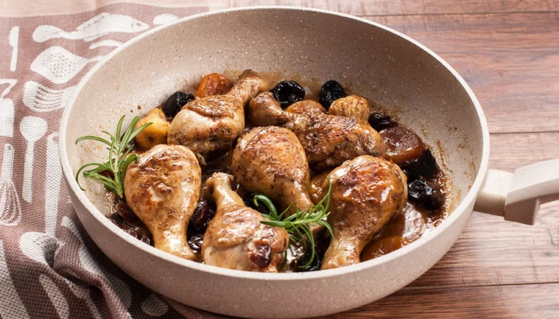 Pollo rústico con ciruelas