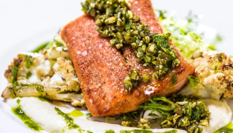 Salmón con crujiente de pistachos y almendras