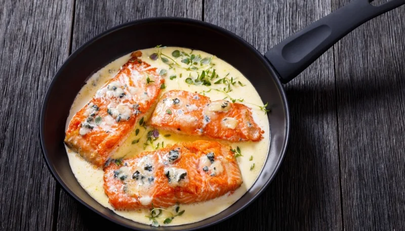 Salmón en salsa queso azul