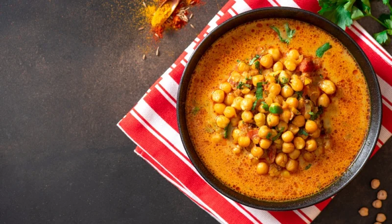 Sopa de verduras y garbanzos al curry