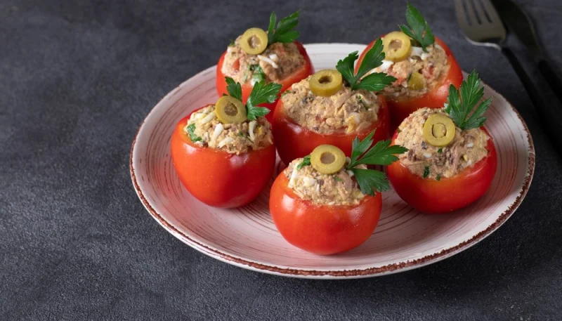 Tomates rellenos de atún y arroz