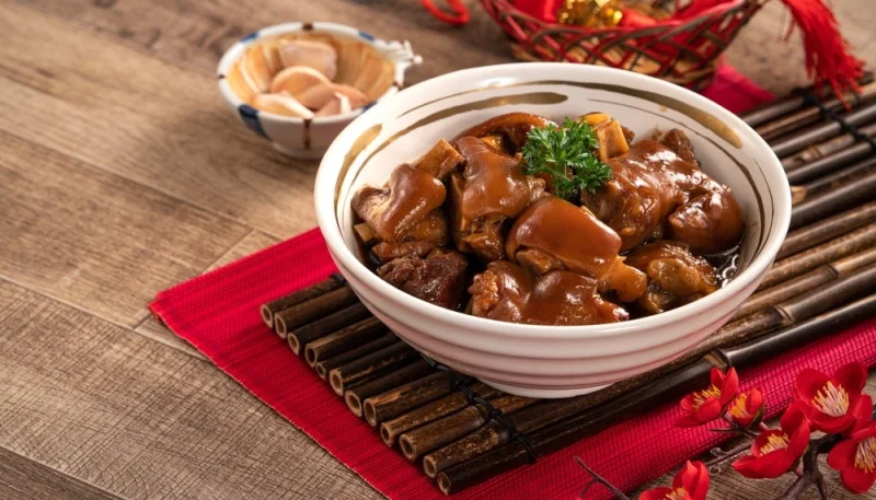 Manitas de cerdo en salsa