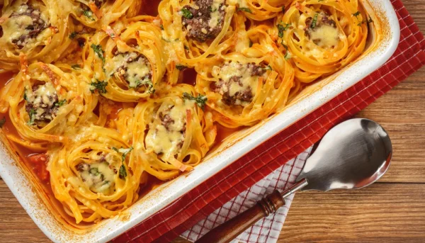 Nidos de espagueti con albóndigas