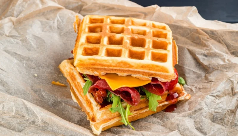 Sándwich de gofres con bacon y aguacate