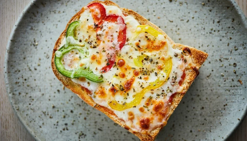 Tostadas de queso, mayonesa y pimientos