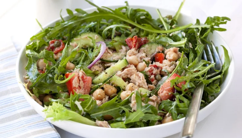 Ensalada de garbanzos y atún con vinagreta de mostaza y pimiento rojo