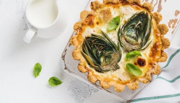 Tarta salada de hojaldre con alcachofas, jamón serrano y queso cheddar