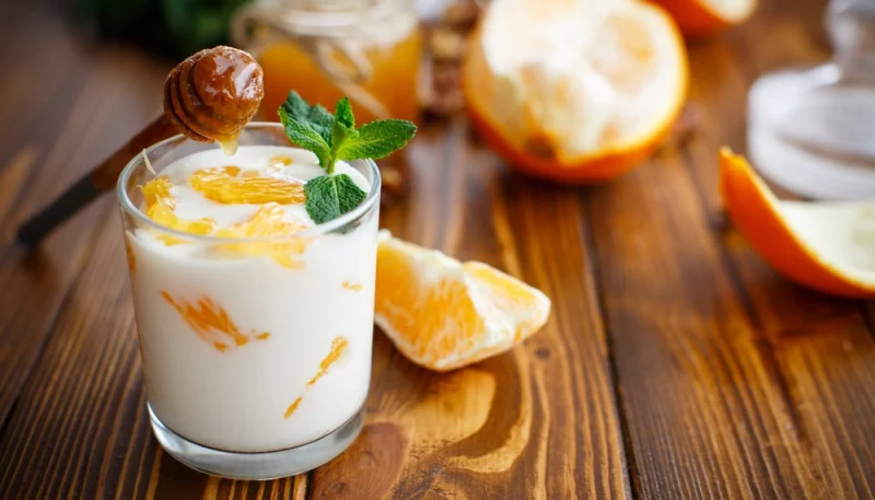 Yogur griego con naranja y miel
