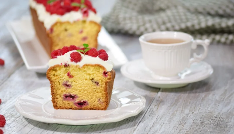 Bizcocho de frutos rojos con glaseado de limón