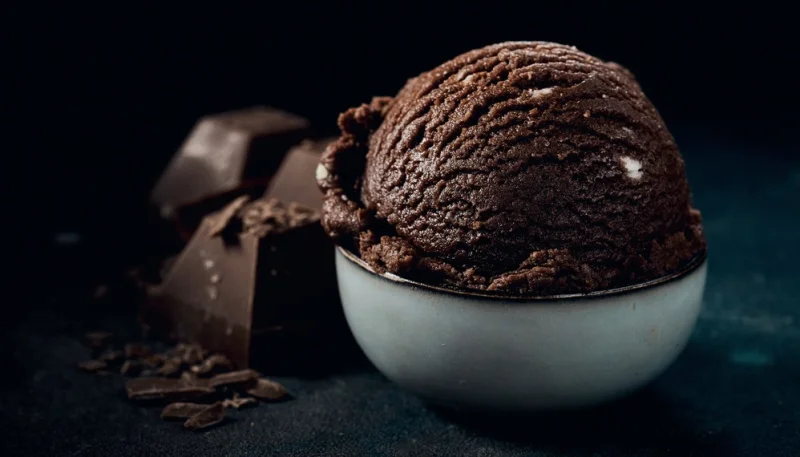 Helado de chocolate y pimienta rosa sin heladera