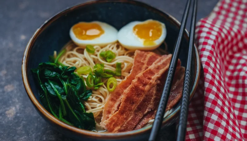Ramen con bacon y espinacas