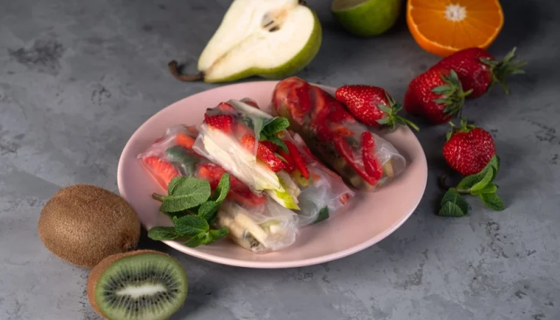 Rollitos de primavera con frutas