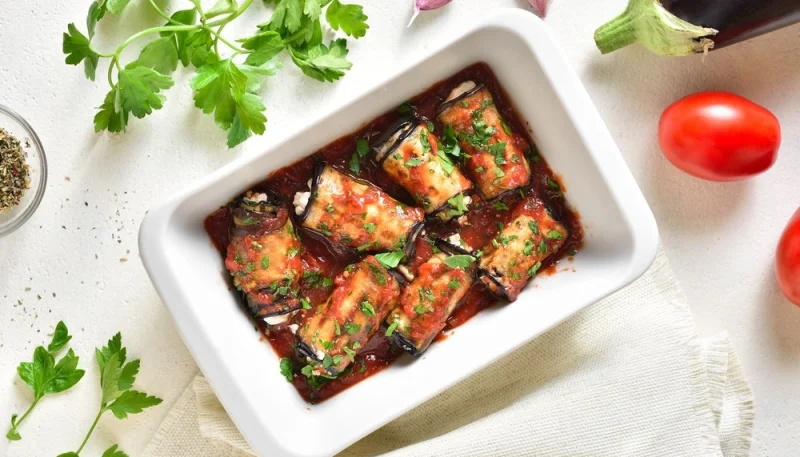 Rollos de berenjena con espinacas y ricotta en salsa de tomate
