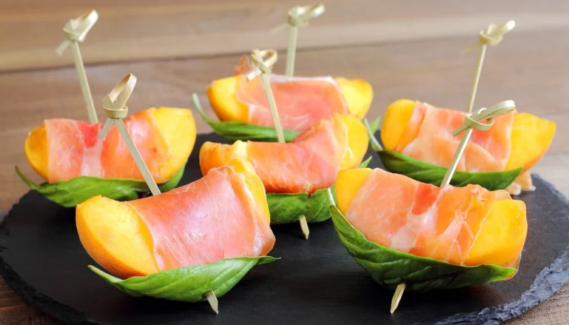 Brocheta de melocotón, jamón y albahaca