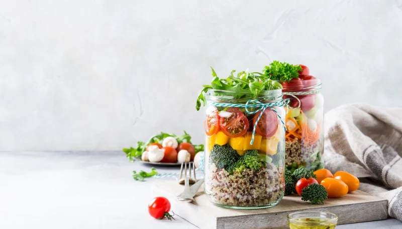 Ensalada en tarro de quinoa, mango y brócoli