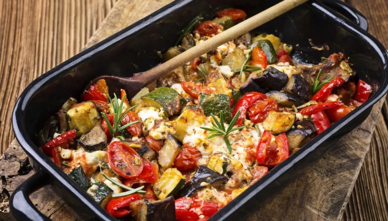 Patatas y verduras horneadas con queso feta