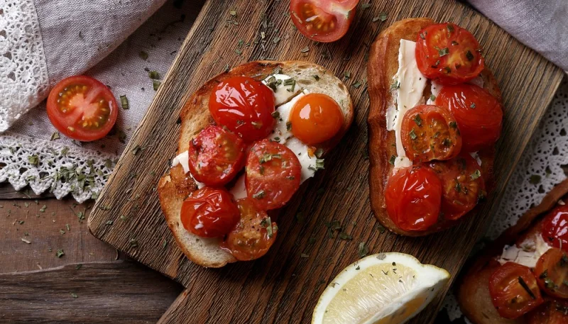 Tostadas de tomate cherry y queso ricotta