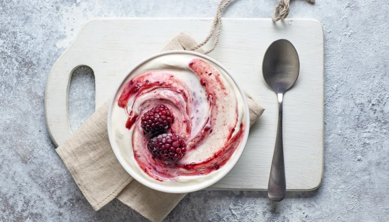 Mousse de yogur griego con puré de frambuesas