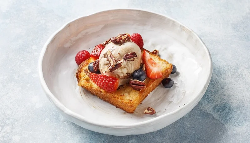 Pan brioche tostado con helado y frutos rojos